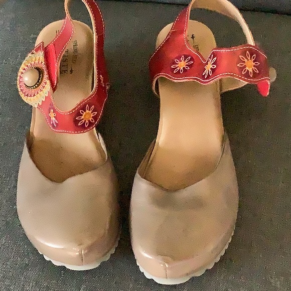 L’Artiste Shoes - Spring Step L’Artiste taupe with red strap wedge shoe size 40.